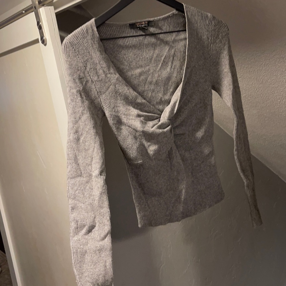 FOREVER 21 Grey long sleeve top.